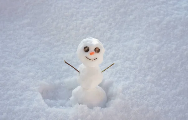 Bałwan. Śmieszny bałwan na śnieżnej łące na śnieżnym tle. Tekstura na wzór świąteczny. — Zdjęcie stockowe