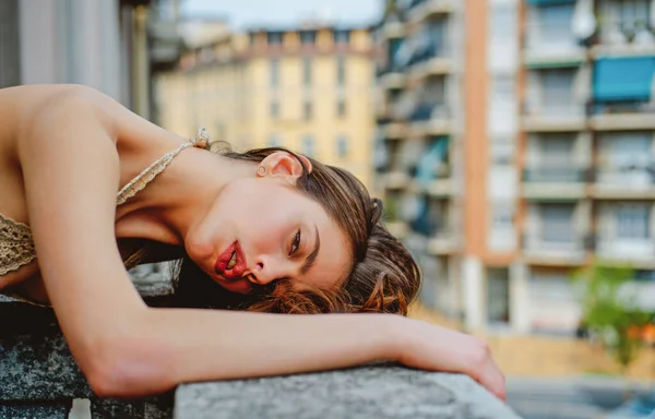 En deprimerad ung kvinna utomhus. Stad kvinna porträtt. Mode och skönhet. Lyxig kvinna. Gatustil vogue. — Stockfoto