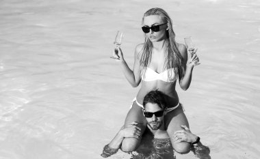 Miami sahili. Çift Yüzme Havuzu İlişki Kavramı. Spa yüzme havuzunda dinlenebilirsiniz. Sahilde kız arkadaşına piggyback binmek veren adam.