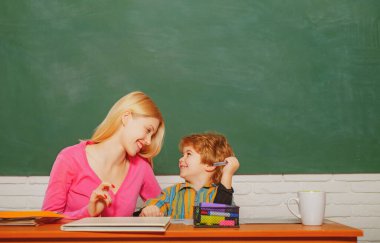 Genç öğretmen ve sınıftaki sevimli küçük öğrenci..