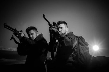 Avcının silueti. Güzel Günbatımında Tüfek Avcısı Silueti. Rusya 'da avlanmak. Avcılık, hayvanları öldürmek ya da tuzağa düşürmektir. İzini sür.