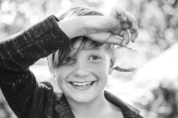 Kid op een herfstvakantie in de farm. Een lachende jongen houdt een gebeten appel met één hand. Bye zomer - Hallo herfst. Te koop voor het hele najaar collectie, ongelooflijke kortingen en geweldige keuze. — Stockfoto