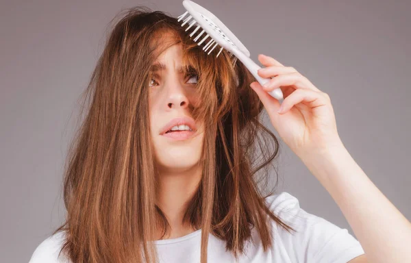 Hajhulló nő fésűvel és problémás hajjal. Hajhullás és kopasz problémák koncepció. — Stock Fotó