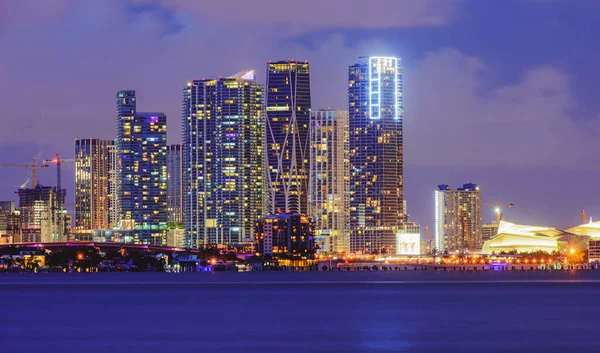 El horizonte de Miami. Miami, Florida, Estados Unidos paisaje urbano del centro. —  Fotos de Stock