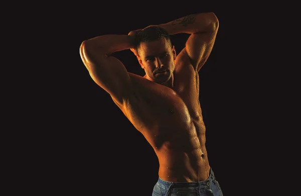 Ragazzo nudo in jeans di jeans. Torso maschile nudo. Un uomo muscoloso sexy. Topless modello fitnes muscolare. Sexy corpo nudo. — Foto Stock