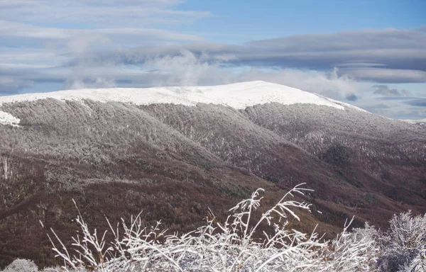 Zimne i śnieżne zimowe góry. Zima z pokrytymi drzewami mrozu w zaspy śnieżne. Magiczny zimowy las. Naturalny krajobraz z pięknym niebem. — Zdjęcie stockowe