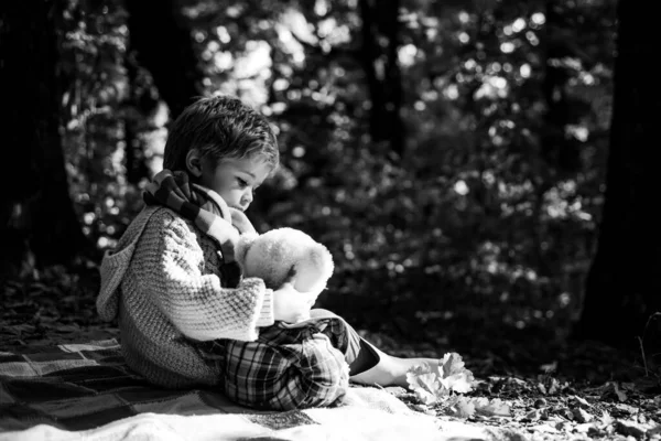 Çocukluk arkadaşlığı ve ilk anılar. Çocuklarla kamp yapmak.. — Stok fotoğraf
