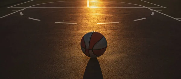 Μπάσκετ φόντο πανό. Το μπάσκετ ως σύμβολο αθλητικής και φυσικής κατάστασης μιας ομαδικής ψυχαγωγικής δραστηριότητας. — Φωτογραφία Αρχείου