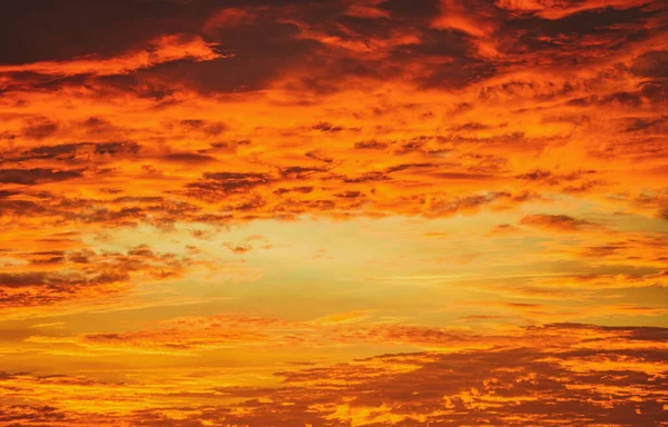 Céu por do sol. Nascer do sol nublado beleza. Noite de nuvens. — Fotografia de Stock