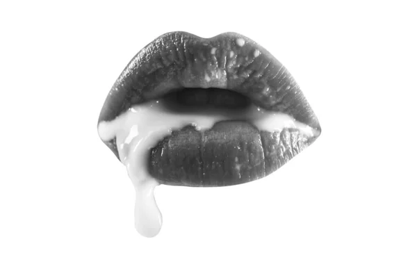 Ανοίξτε το γυναικείο στόμα με μια σταγόνα γάλα. Το όμορφο προσωπάκι κοντά. Close up view of beautiful woman lips με κόκκινο ματ κραγιόν. Σε αποπλανώ. Όμορφο μακιγιάρισμα από κοντά. Ομορφιά κόκκινο χείλος μακιγιάζ λεπτομέρεια. — Φωτογραφία Αρχείου