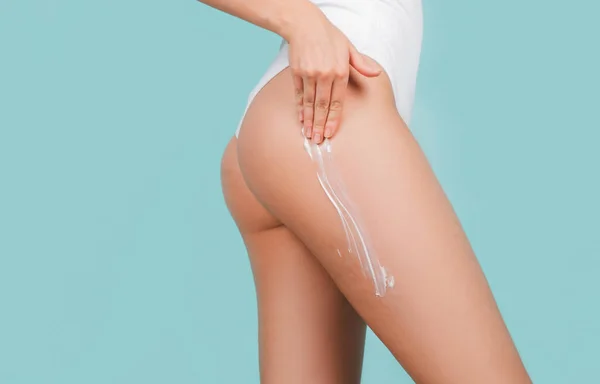 Perfect female buttocks. Cosmetic cream on woman buttocks with clean soft skin. Applying moisturizer cream on butt. Cellulite or anti cellulite treatment. Body care and spa salon concept. — Zdjęcie stockowe