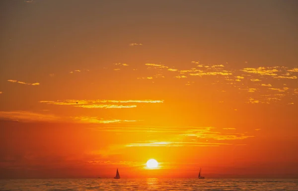 Naplemente a tengernél. Napkelte a parton. Színes óceán, természet táj háttér másolás tér. — Stock Fotó