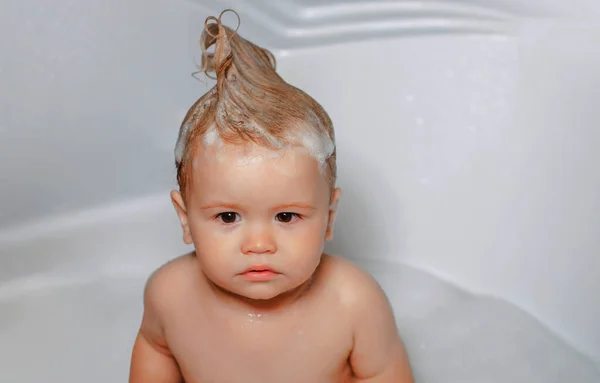 Αστείο παιδί λούζεται με αφρό και πλένεται στην μπανιέρα στο σπίτι. Todler στο ντους, αστείο βρέφος στο ντους. — Φωτογραφία Αρχείου