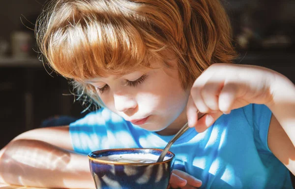 Çocuk maması. Çocuk çorba içiyor. Çocuklar için sağlıklı beslenme. Organik ev yemekleri..