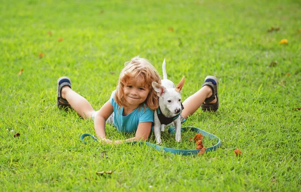 Barn med hund. Grabben med valpen. Hundälskare. — Stockfoto