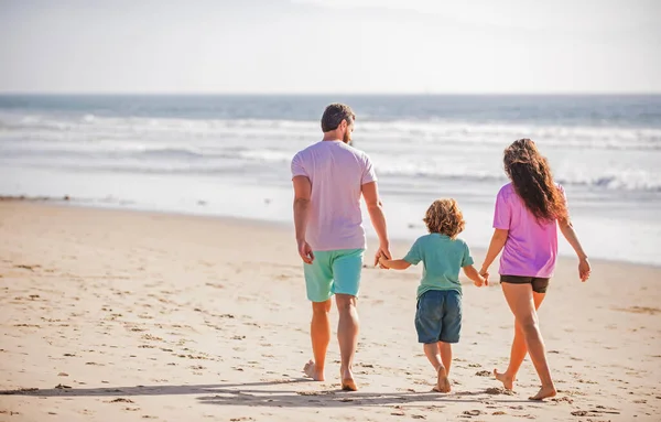 晴れた日にビーチに家族で歩く. — ストック写真