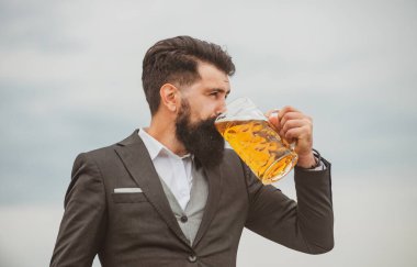 Bira içen sakallı hippi portresi..