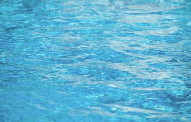 Soyut dalgalanma dalgası ve yüzme havuzunda berrak turkuaz su yüzeyi, arka plan ve soyut tasarım için mavi su dalgası.