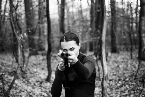 Hunting target. Target shot. female hunter in forest. woman with weapon. girl with rifle. chase hunting. Gun shop. successful hunt. hunting sport. military fashion. achievements of goals — Foto Stock