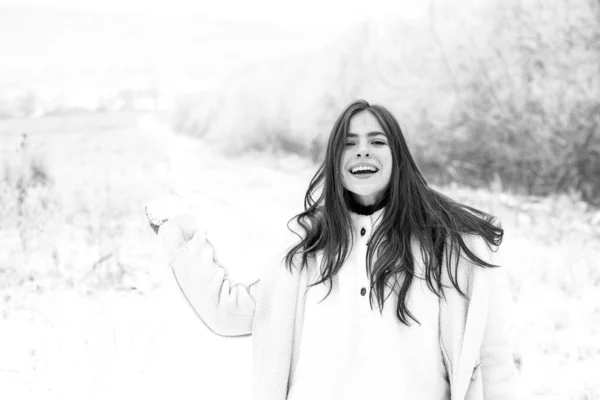 Feliz mulher de inverno no fundo nevado. Ao ar livre. Joyful Beauty jovem mulher se divertindo no Parque de Inverno. Mulher de inverno neve. Roupas de inverno. — Fotografia de Stock