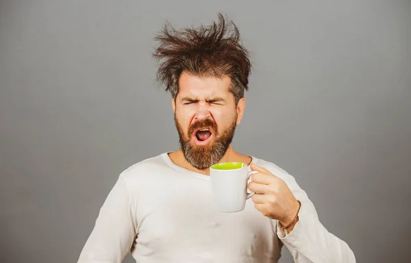 Kávét iszik. Reggeli srác, korán kelni minden nap, életstílus napi koncepció. Álmos bozontos srác reggel. — Stock Fotó