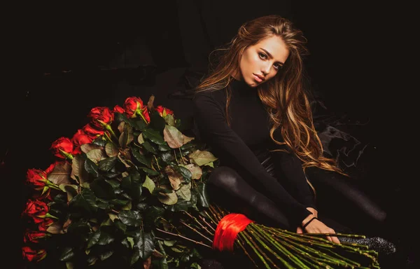 Dia dos Namorados presente flor. Menina sexy com grande buquê de rosa. Mulher rica. — Fotografia de Stock