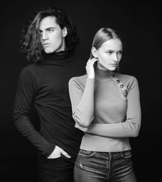 Fille concentrée debout à côté d'un petit ami bouclé. Un couple séduisant. Le début de la vie d'un jeune couple. Les premières décisions familiales conjointes. Couleurs chaudes dans les vêtements . — Photo