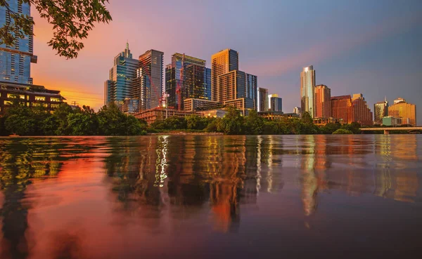 Downtown Skyline de Austin, Texas, nos EUA. Austin Sunset no Rio Colorado. Pôr do sol da noite cidade. — Fotografia de Stock