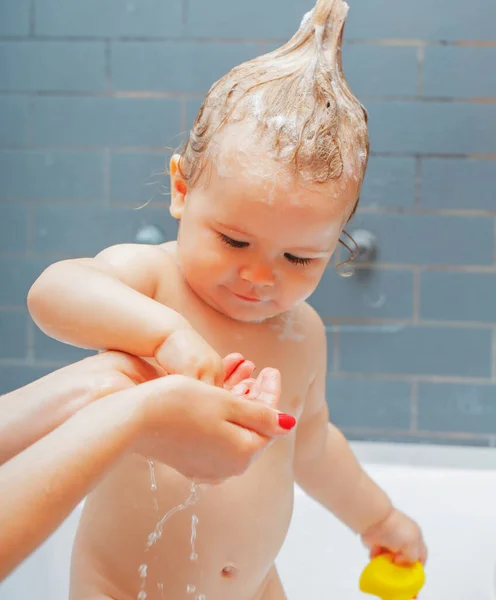 Mosolygó gyönyörű baba fürdés a zuhany alatt. Elragadó babát mosok a fürdőszobában. A srác szappanos szappannal fürdik. Szoros portré mosolygós gyerek, egészségügyi ellátás és a gyerekek higiénia. — Stock Fotó