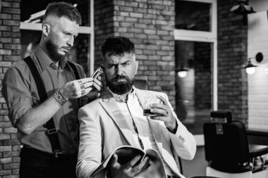 Sakallı bir adam bir kuaför dükkanında tıraş Kuaför. Saç salonu ve Kuaför vintage. Komuta sizde ziyaret kuaför berber dükkanı olarak. Kuaför dükkanı vintage.