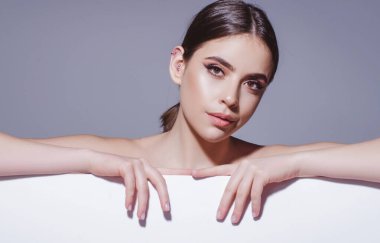 Mesajın burada. Boş tahtası olan kadın. Reklam iletisi.