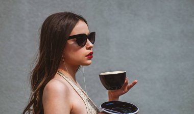 Moda kadını sabah kahvesi içiyor. Americano kapuçino latte espresso..