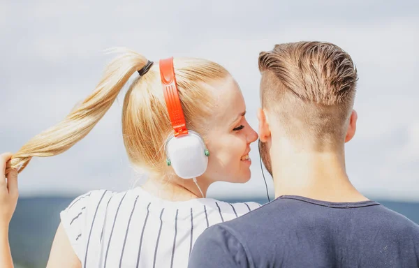 Pár poslouchajících muzik. Odpočinout si spolu venku. Koncept vztahů. — Stock fotografie