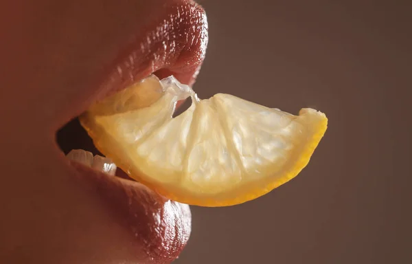 Rote Lippe, Mund mit Zitrone versetzt. Lippenpflege und Schönheit. Schönheit sinnliche Lippen. Nahaufnahme, Makro mit schönem Frauenmund. — Stockfoto