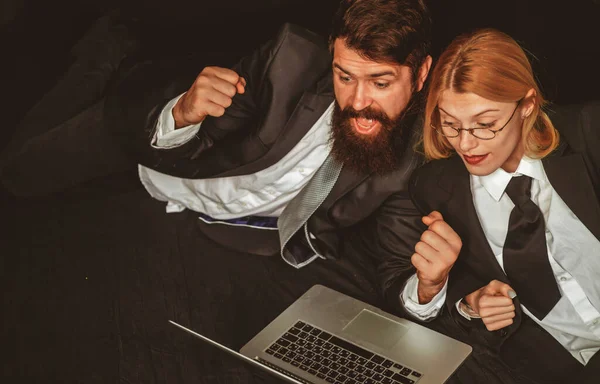 Retrato de dos personas de negocios emocionadas mirando la pantalla de un portátil. Los hackers usan computadoras portátiles. Hackers hackeando en la oscuridad. —  Fotos de Stock