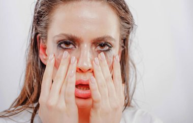 Makyajlı ağlayan kadın. Kötü duygular. Duygusal bir kavram. Zor hayat..