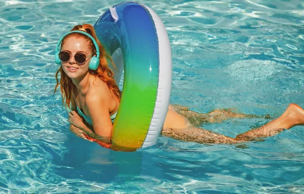 Summer Girl. Profitant du bronzage. Femme en maillot de bain sur cercle gonflable dans la piscine. — Photo
