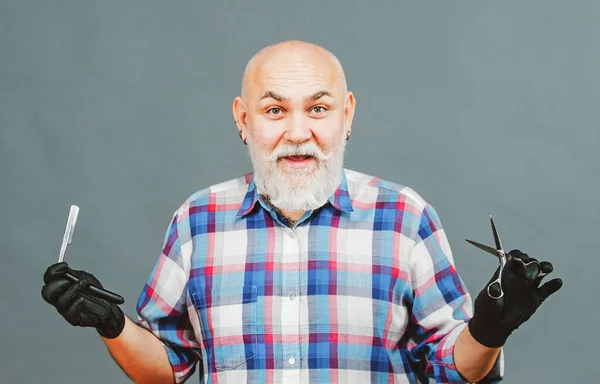 Portret stylowego brodatego mężczyzny z szarą brodą z wąsami. Stary fryzjer z nożyczkami i brzytwą. Vintage fryzjer, golenie. — Zdjęcie stockowe