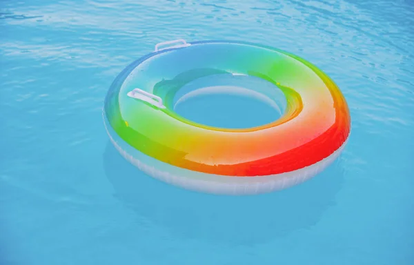 Cincin mengambang di kolam air biru dengan gelombang yang memantul di musim panas. Latar belakang tekstur aqua biru. — Stok Foto