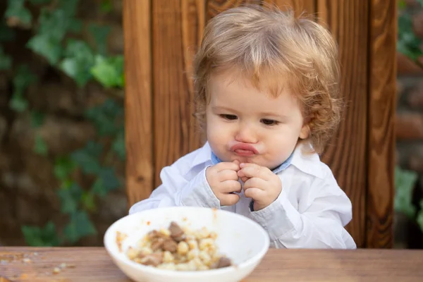 Funny baby eating kids food. Healthy kids breakfast. — Stockfoto