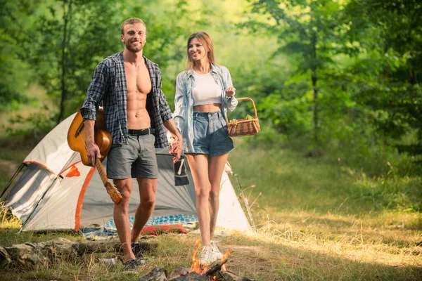 Romantic couple walking on camping, man with guitar. Outdoor adventure with friends on nature. — Stock Photo, Image