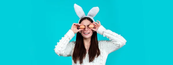 Easter banner. Funny woman wearing bunny ears and having fun with Easter eggs. Playing hunt eggs. Happy Easter concept. — Zdjęcie stockowe