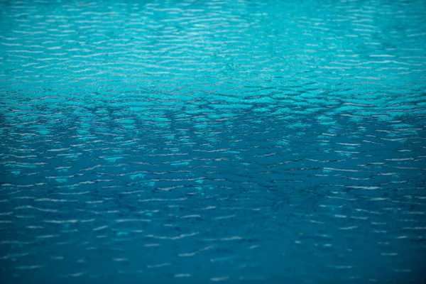 Acqua blu strappata in piscina, struttura della piscina d'acqua e backgraund acque superficiali. — Foto Stock