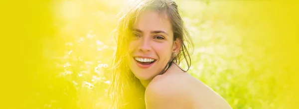 Spring woman face for banner. Spring young woman outdoors. Beautiful carefree girl lying in fields. Young attractive brunette enjoy recreation in field. Natural beauty. Laughing girl. — Stok fotoğraf