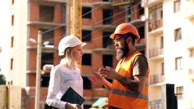 İnşaat Müdürü inşaat sahasında builder ile iletişim kurar. Ağır inşaat kavramı.