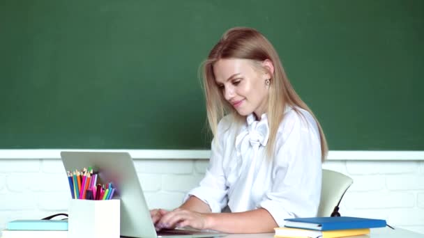 Teachers day. Portrait of a female student in university. Student studying exam in college in the classroom. Female student thinking about coursework in university. — Vídeo de Stock