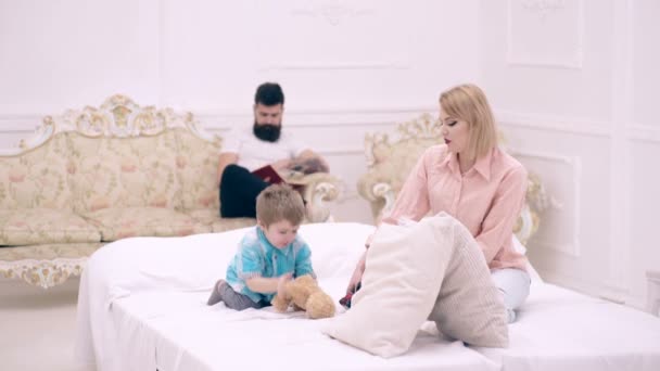 Happy family playing in bedroom. Father reading book. — Stock Video