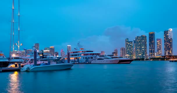 Miami panorama time lapse. Nachtelijke hemel timelapse op Miami Beach City. Luchttijdspanne van wolkenkrabbers. Timelapse van de nachtelijke hemel boven de stad met wolken aan de hemel. MacArthur centrum, Causeway stad. — Stockvideo