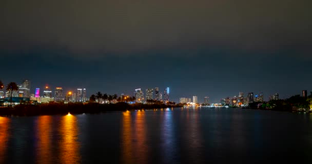 Маямі, панорама часу. Нічне небо темпес на пляжі Маямі. Сітківка з морською водою. Мак - Артур у центрі міста Кезвей.. — стокове відео