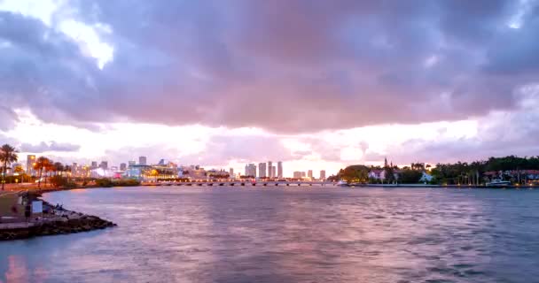 Miami Panorama zaman aşımı. Miami plaj şehrinde gece gökyüzü zamanı. Gökdelenlerin gökyüzü zamanı. Gökyüzünde bulutlar olan gece gökyüzünün zamanı. Günbegün şehrin zaman aşımına uğraması. — Stok video